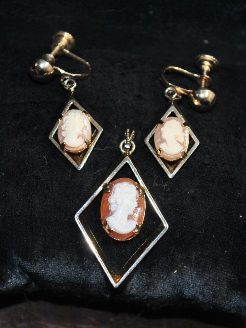 Vintage Gold-tone Matching Shell Cameo Pendant & Screw-back Earrings Set